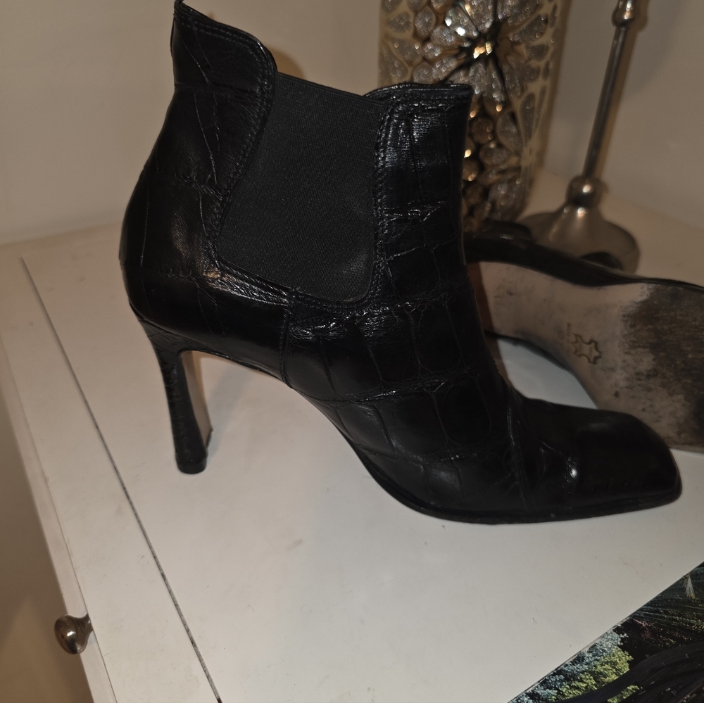 Authentic Italian Mauri Ladies Black Crocodile Ankle Boots. Nice! Size 9.5.